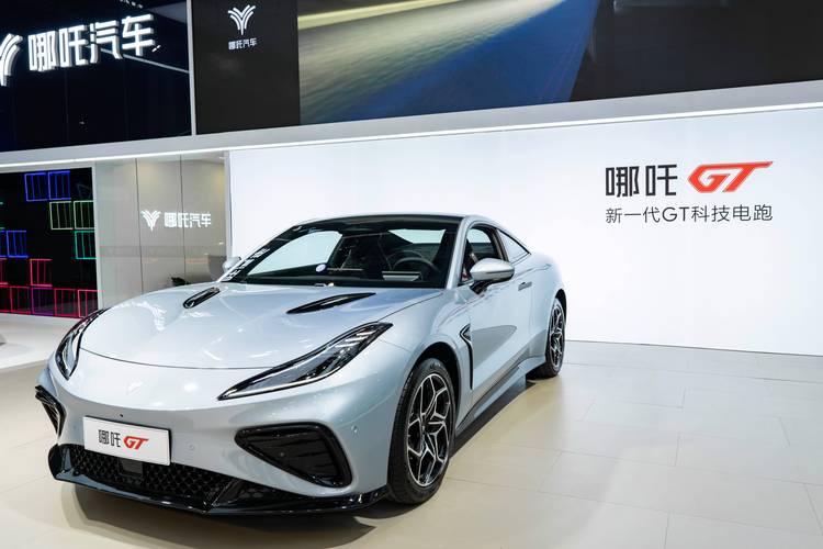 深圳266哪吒汽车在智能汽车领域的表现，领途汽车在新能源汽车市场中的影响力